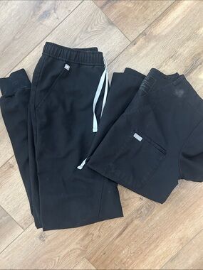 Figs Men’s Black Leon Scrub Top and Tansen Jogger Scrub Pant